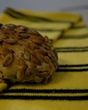 Brötchen und Borussia Ein Brötchen, das auf einem schwarz-gelben Borussia Dortmund-Schal liegt.