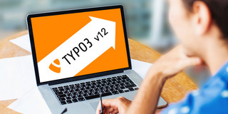 Person sitzt vor Laptop. Der Bildschirm zeigt ein TYPO3 Logo zusammen mit der neuen Versionsnummer "v12".