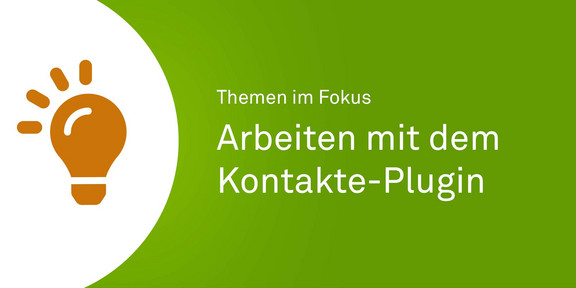 Orangenes Icon einer Glühbirne neben einer grünen Fläche mit weißem Text "Themen im Fokus - Arbeiten mit dem Kontakte-Plugin".