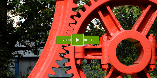 Rotes Zahnrad mit Video-Play-Button im Startbild des Videos Rotes Zahnrad mit Video-Play-Button im Startbild des Videos