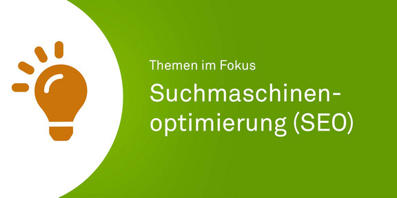 Orangenes Icon einer Glühbirne neben einer grünen Fläche mit weißem Text "Themen im Fokus - Suchmaschinenoptimierung (SEO)".