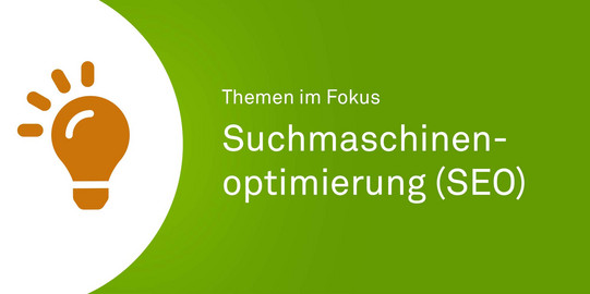 Orangenes Icon einer Glühbirne neben einer grünen Fläche mit weißem Text "Themen im Fokus - Suchmaschinenoptimierung (SEO)".