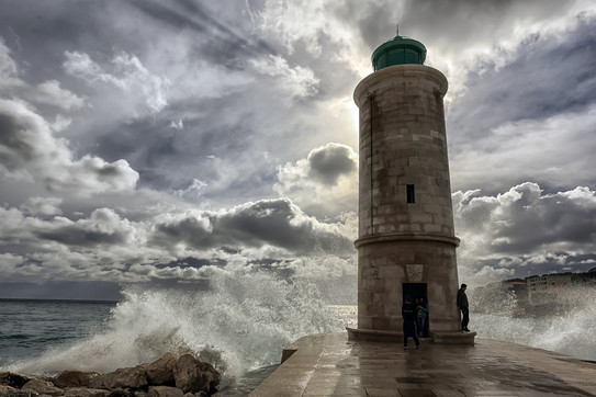 Leuchtturm, Gischt und Wolken