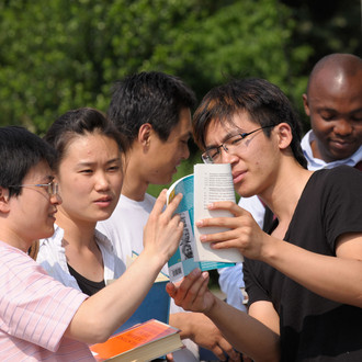 Internationale Studierende unterhalten sich.