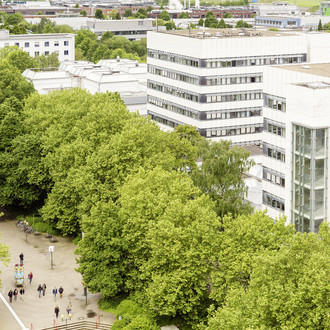 Das Gebäude der Fakultät Bio- und Chemieingenieurwesen ist von grünen Bäumen umgeben.