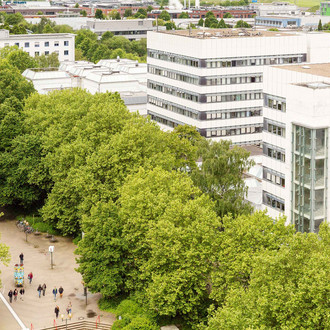 Das Gebäude der Fakultät Bio- und Chemieingenieurwesen ist von grünen Bäumen umgeben.