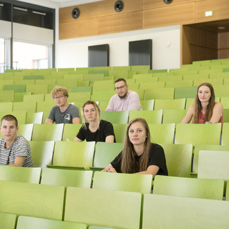 Eine Gruppe Studierender im Hörsaal.