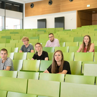 Eine Gruppe Studierender im Hörsaal.