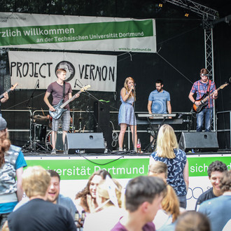 Eine Band spielt auf der Bühne während des Sommerfestes.