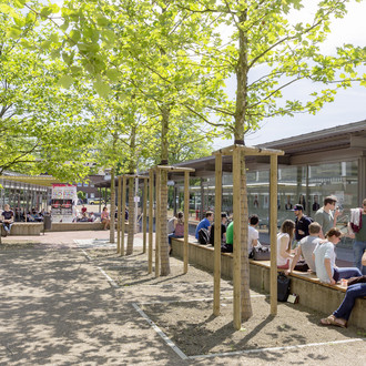 Dieses Bild zeigt den Rudolph-Chaudoire-Pavillion auf dem Campus Süd im Sommer mit einigen Studierenden im Vordergrund.