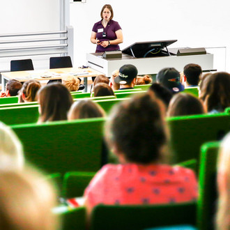 Studierende sitzen zum Studienstart in einer Vorlesung.