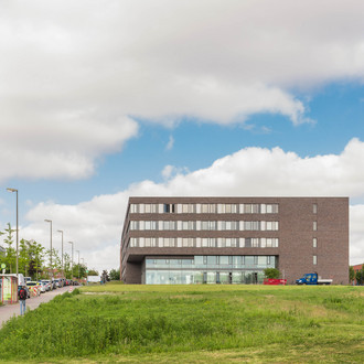 Informatikgebäude/ITMC vom Anfang der Straße fotografiert