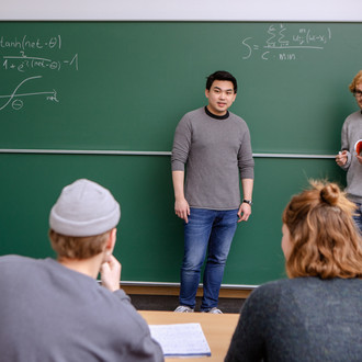 Studierende halten Vortrag vor Tutoren