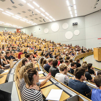 Studierende sitzen in einer Vorlesung im Hörsaal. 