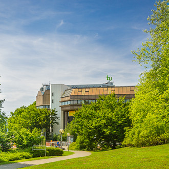 Hinteransicht Bibliothek mit Mathetower im dahinter