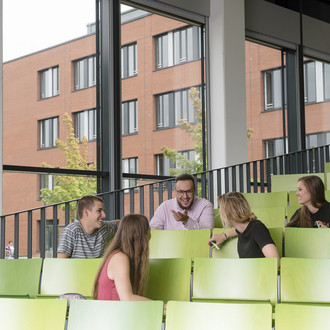 Eine Gruppe Studierender im Hörsaal.