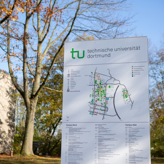 Eine Infotafel mit Übersicht über dem Campus.