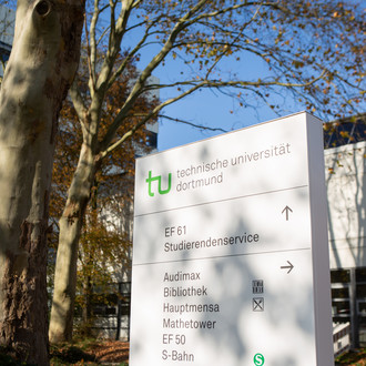 Infosäule am Campus mit Hinweisen zum Studierendenservice