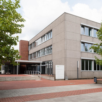 Campus Süd Hörsaalgebäude mit Bäumen