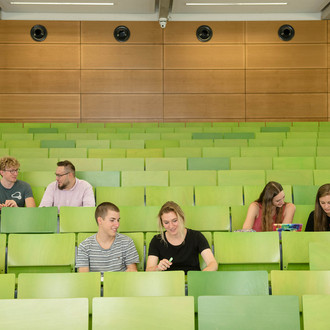 Eine Gruppe Studierender im Hörsaal.