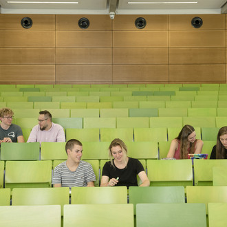 Eine Gruppe Studierender im Hörsaal.