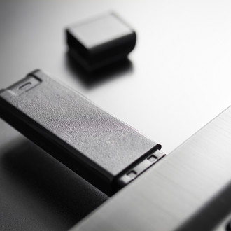 USB-Stick steckend in einem Laptop.