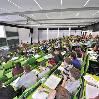 Studierende sitzen in einer Vorlesung im Hörsaal. 