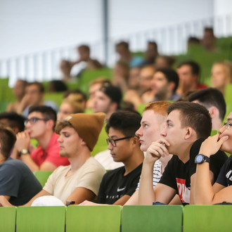 Studierende sitzen in einer Vorlesung im Hörsaal.