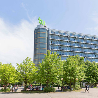 Mathetower mit Bäumen im Sommer