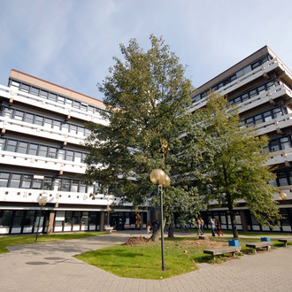 Gebäude Emil-Figge-Straße 50 im Sommer