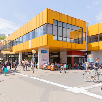Mensa Campus Nord mit ein paar Studenten