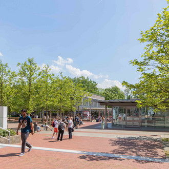 Campus Süd mit Rudolph-Chaudoire-Pavillion und Studenten im Sommer
