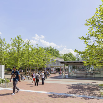 Campus Süd mit Rudolph-Chaudoire-Pavillion und Studenten im Sommer