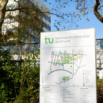 Eine Infosäule mit Übersicht über den Campus. 