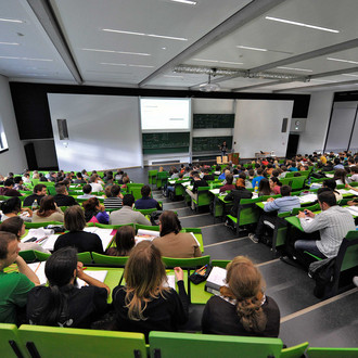 Studierende sitzen in einem Hörsaal im Seminargebäude am Campus Nord.