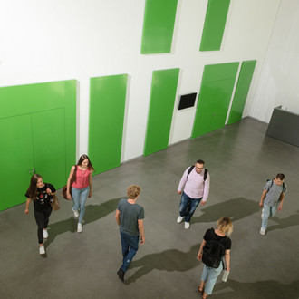 Studierende laufen in einem Gebäude.