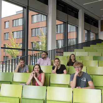 Eine Gruppe Studierender im Hörsaal.