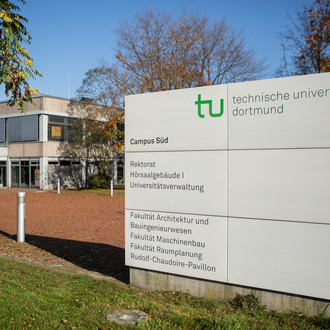 Schild mit Übersicht der Gebäude am Campus Süd