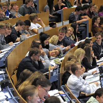 Studierende sitzen in einer Vorlesung im Audimax.