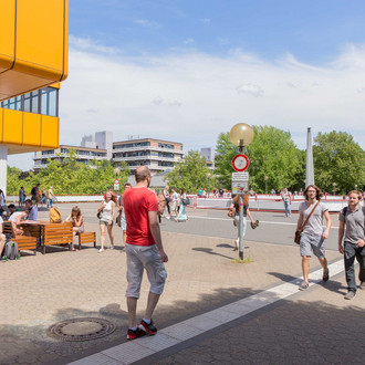 Mensa und Mensabrücke mit Studierenden
