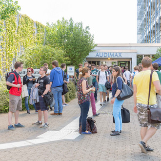 Studierende auf dem Vorplatz des Audimax.