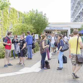 Studierende auf dem Vorplatz des Audimax.