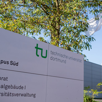 Eine Infosäule mit Übersicht der Gebäude am Campus Süd.