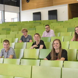 Eine Gruppe Studierender im Hörsaal.