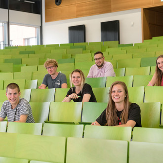 Eine Gruppe Studierender im Hörsaal.