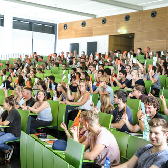 Studierende sitzen in einer Vorlesung im Hörsaal.