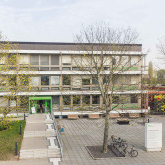 Studierendensekretariat Emil-Figge-Str. 61 mit frühblühenden Bäumen