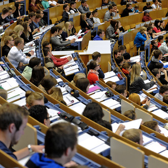 Studierende sitzen im Audimax.