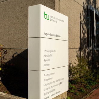 Eine Infosäule am Gebäude an der August-Schmidt-Straße.