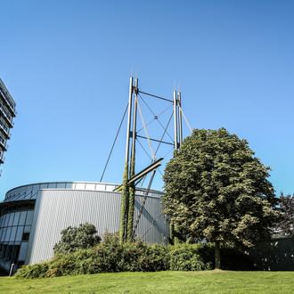 Das Mathematikgebäude und das Audimax vor blauem Himmel